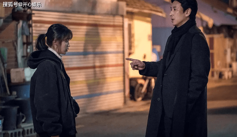 因为|IU首部“丧”电视剧,眼神犀利!