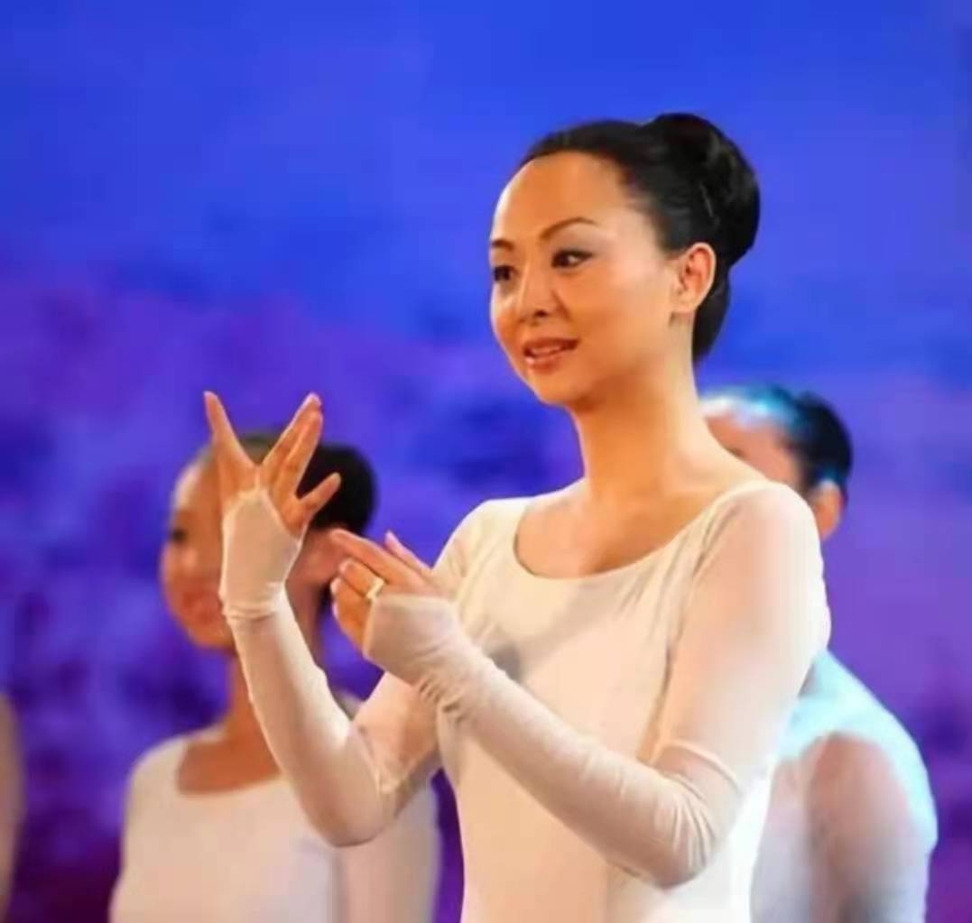 原创2005年《千手观音》爆红,聋哑领舞者被富商苦追8年,后来怎样了