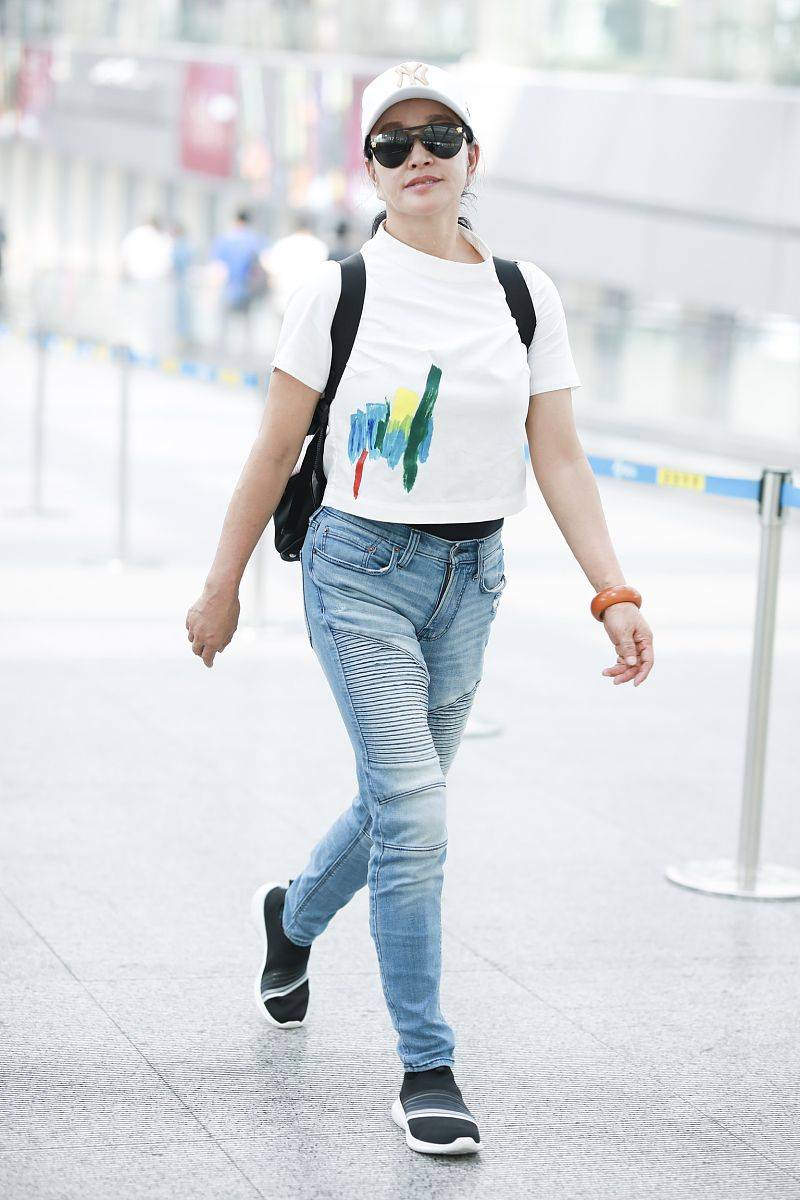 小陈|刘晓庆真敢穿,露脐T恤配牛仔裤经典又时髦,哪像64岁老年人