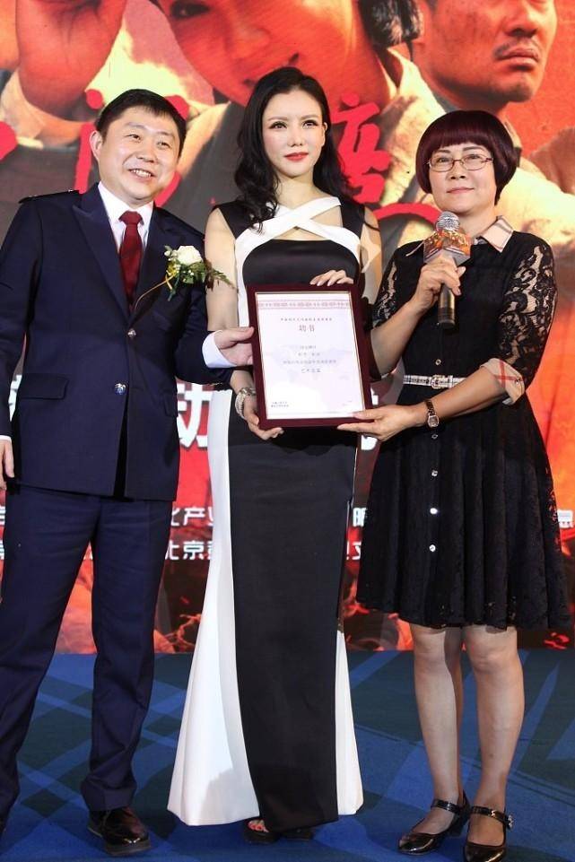 黑色|彭丹的脸蛋真是越来越年轻了，身材紧致更完美，说她30都有人信