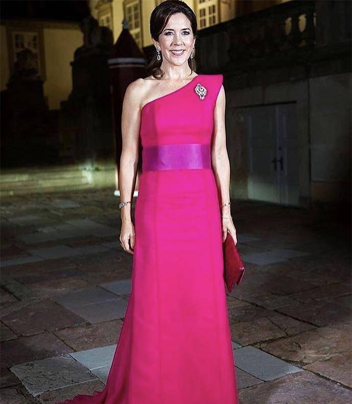 王储|丹麦王储妃再穿11年前旧裙，改造一下显瘦又显高，换个发型更美！