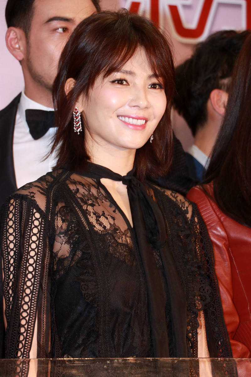 设计|刘涛真敢穿,镂空蕾丝透视裙配迷你内搭,曲线清晰凹凸有致