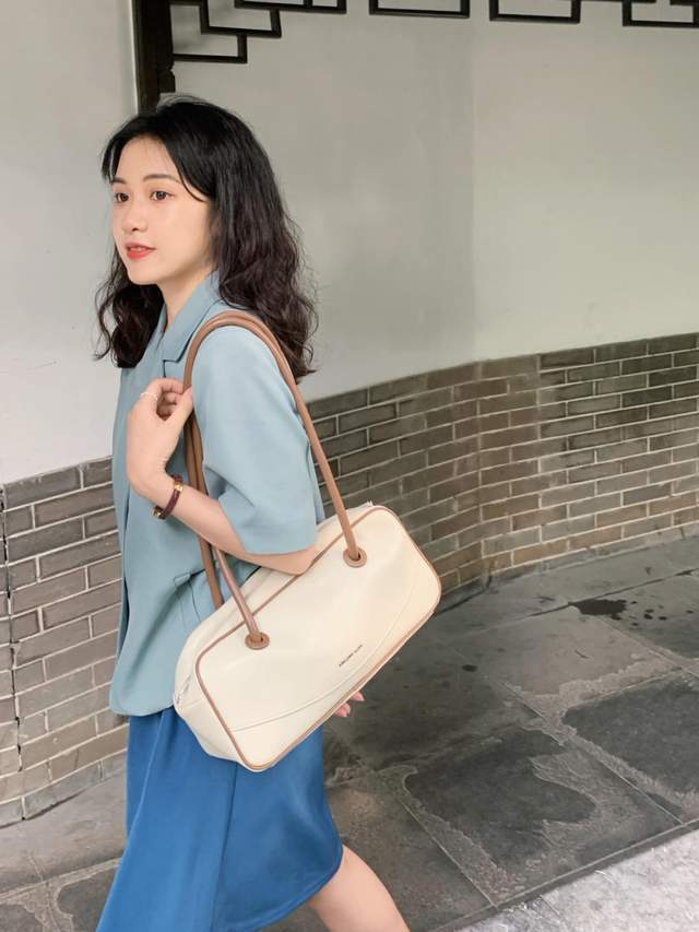 下半身|秋季小个子怎么穿才显高?红色u领上衣+淡黄色波点裙,气质又性感