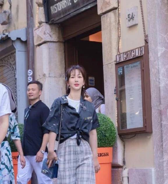 时尚|现在不流行把衬衫扎进裤子里了，试试杨紫的“三七开”，贼时髦