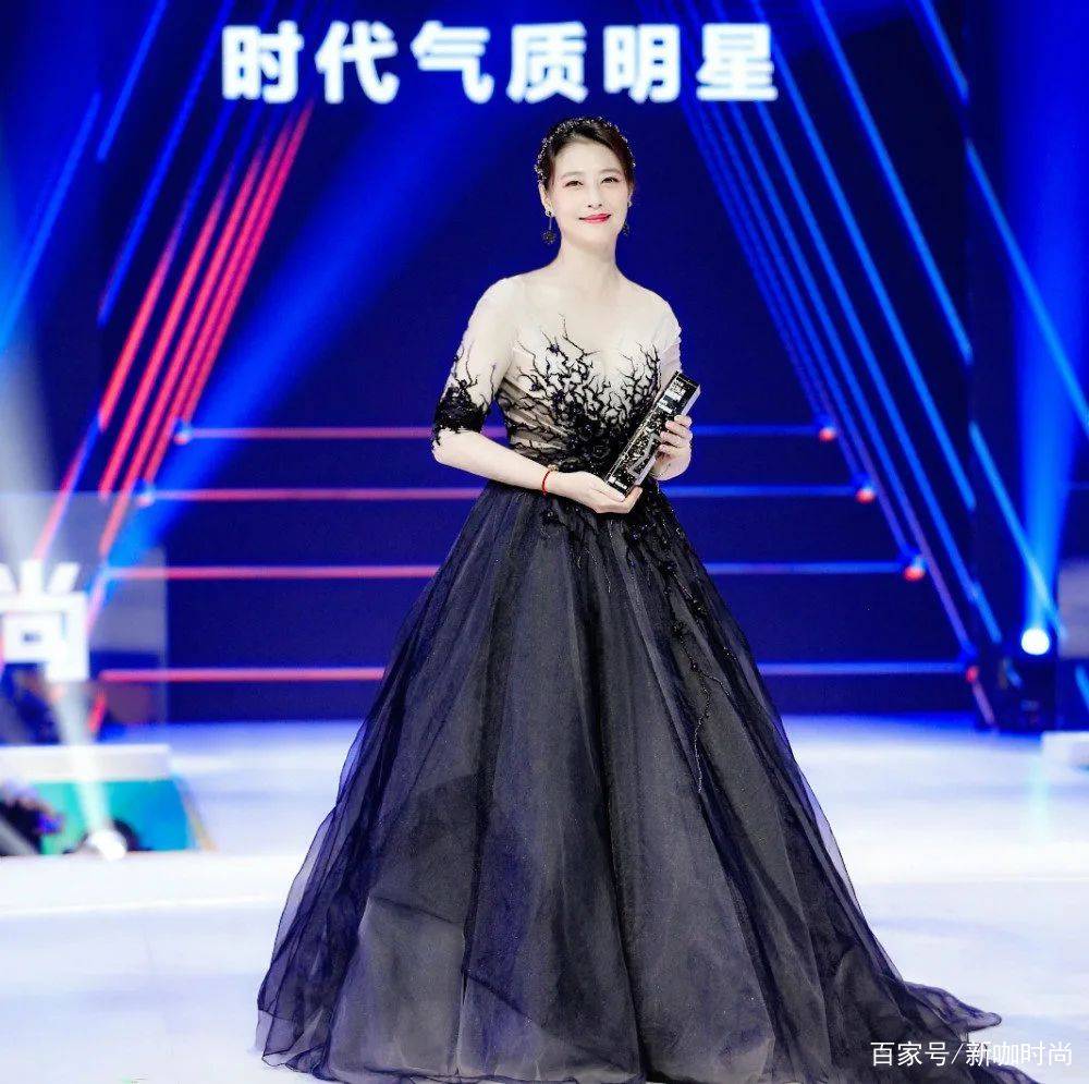 周海媚|“奔六”周海媚真敢打扮,一身红花衣还扎双马尾,这颜值太给力了