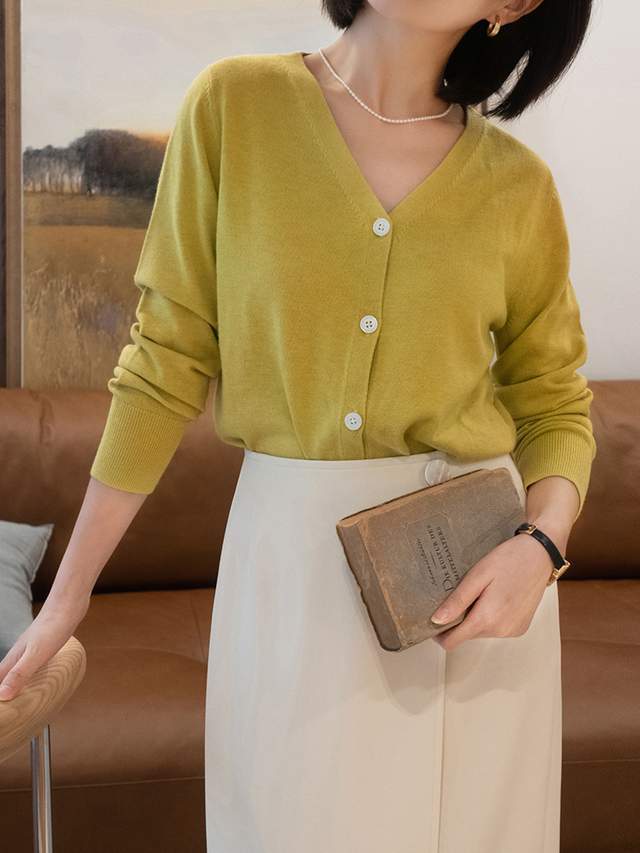 显得|秋季，针织衫怎么穿才高级？搭配半身裙或牛仔裤优雅洋气，超好看