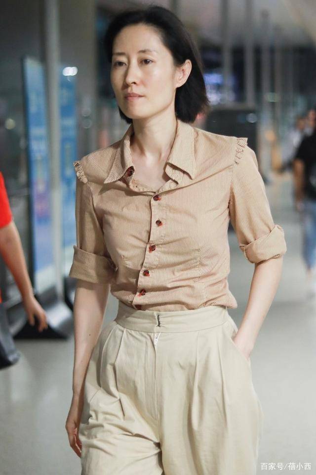 才是真|刘敏涛敢素颜才是真女神，穿衬衫配阔腿裤走机场，颜值气场都没输