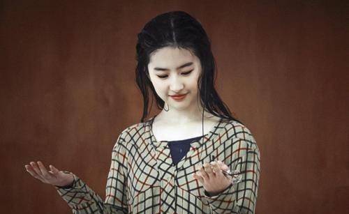 胶片|刘亦菲幼儿园毕业照被疯传，无滤镜无美颜，“胶片照”颜值太真实