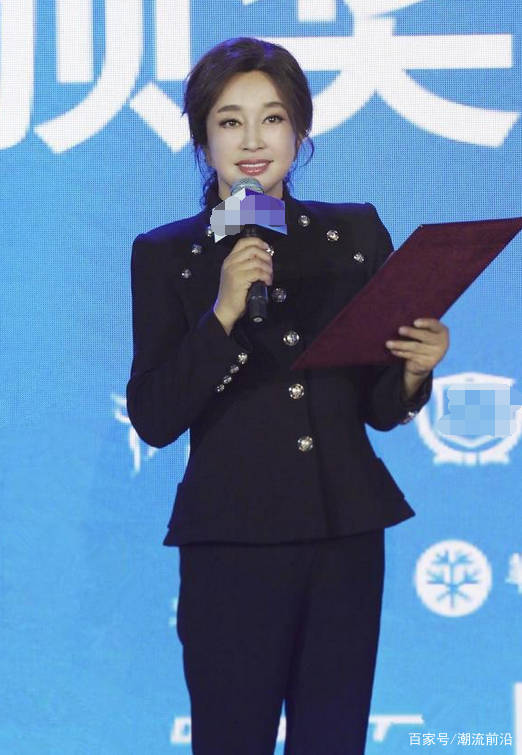 上半身|刘晓庆真会“作妖”！羽绒服当内搭棒球服做外套？00后都没你敢穿