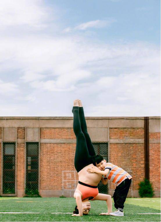 身材|刘璇再上热搜竟因怀孕挺着大肚子，还敢玩倒立，这身材也是绝了