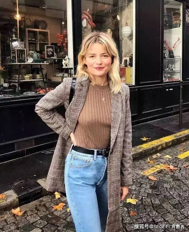 颜色|秋天做个温柔的女人,针织衫这样穿,保暖舒适又显气质