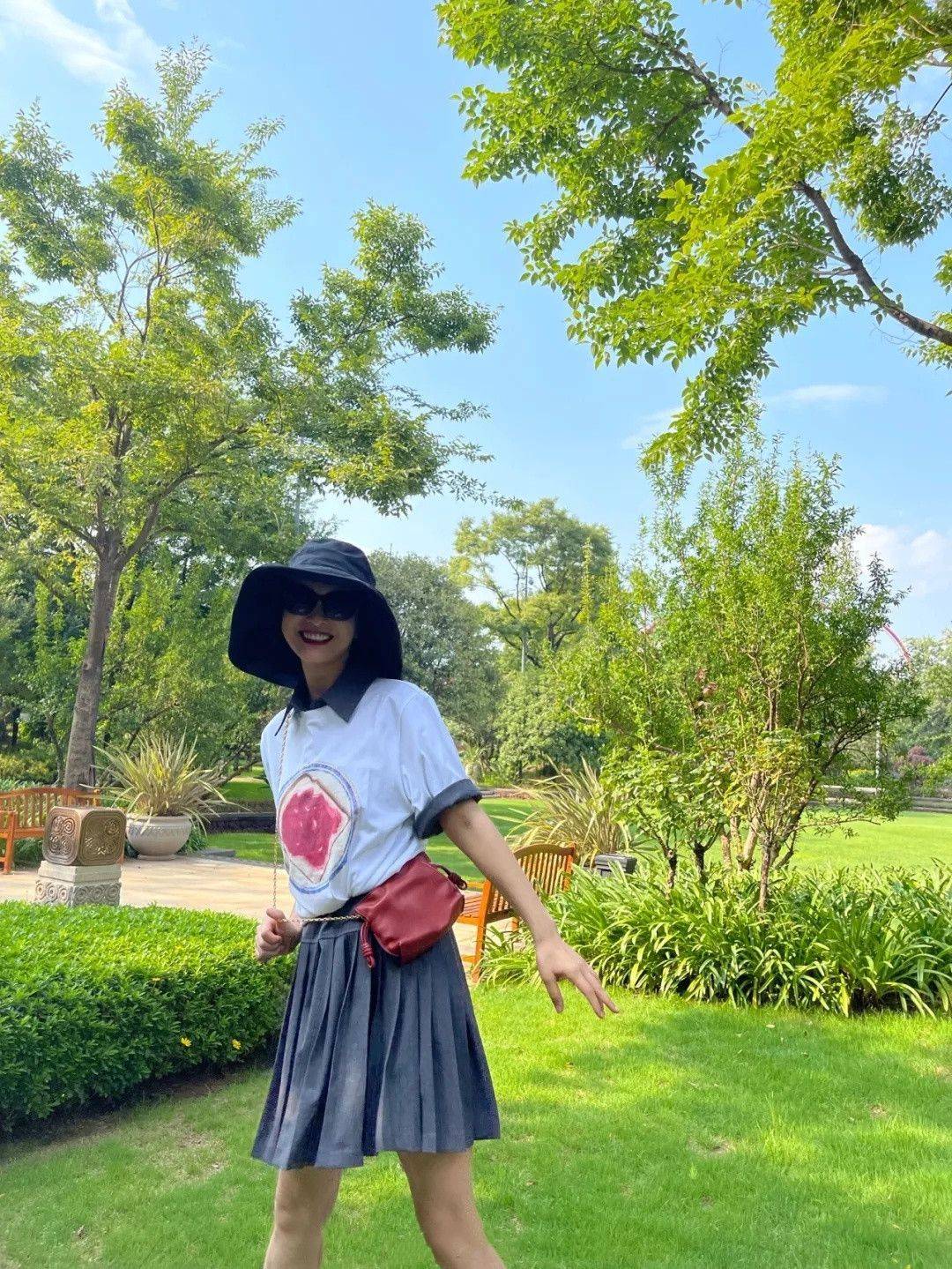 小姑娘|吴昕都38岁了,仍爱走“小姑娘路线”,穿短裙减龄又俏皮