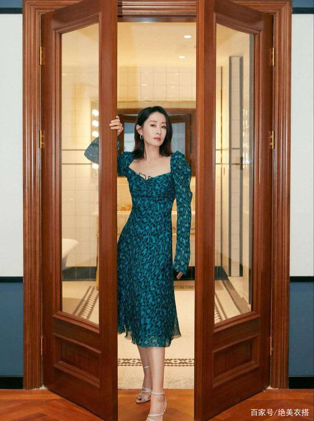 刘敏涛|刘敏涛火了后更敢穿，少女风也能霸气十足，44岁扮起嫩来更加迷人
