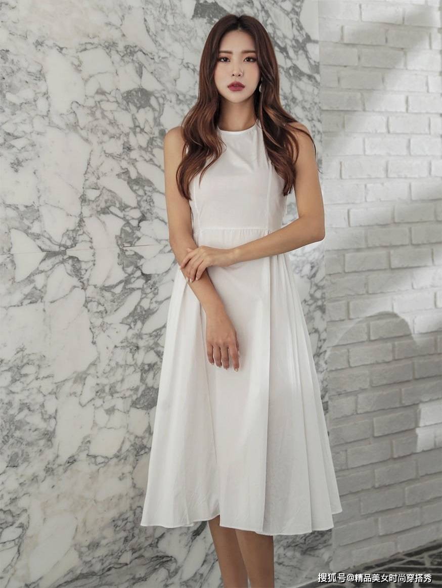 凉鞋|白色连衣裙搭配绑带凉鞋，休闲又有型，清新动人