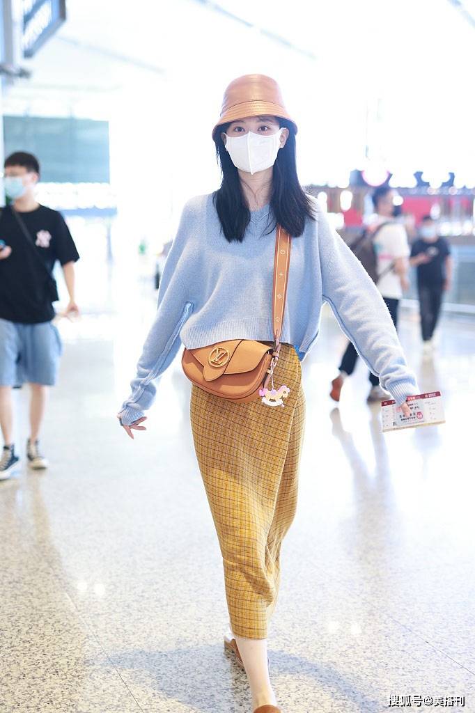 颜色|乔欣太会玩彩色了！蓝色毛衣配姜黄色格纹裙，好一个明媚文艺少女
