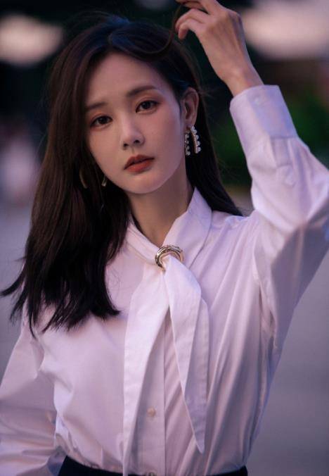 年拍|李一桐5年拍20部戏,合作邓伦等多位顶流,“不红体质”却最出圈