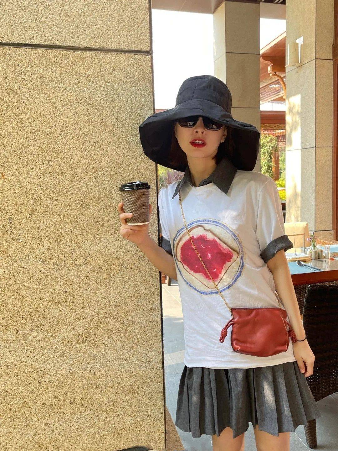 小姑娘|吴昕都38岁了,仍爱走“小姑娘路线”,穿短裙减龄又俏皮