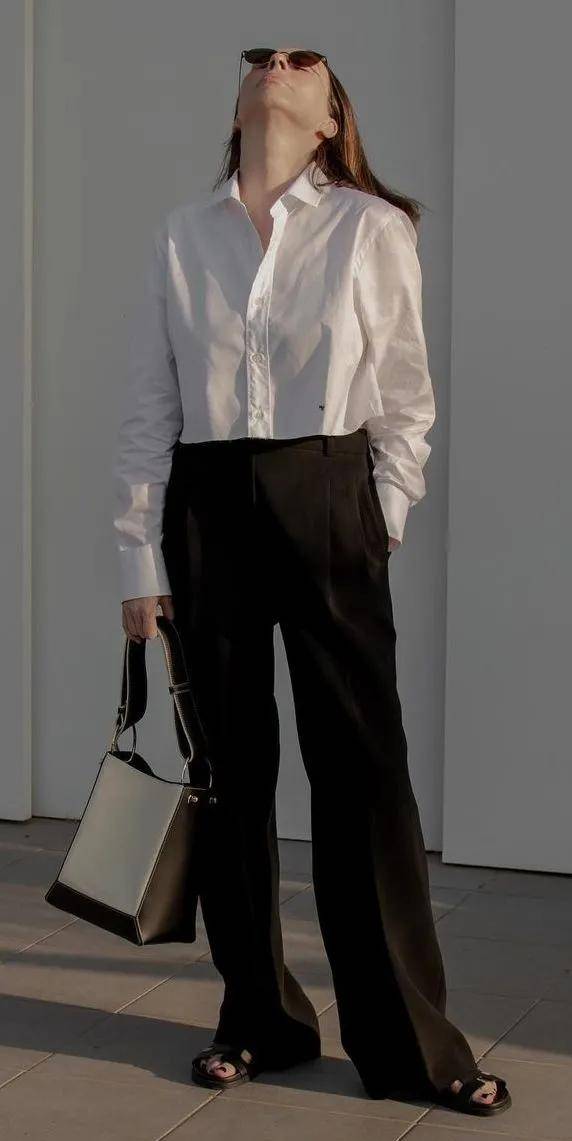 我们不妨经典到底,来说说关于白衬衫最近经典的搭配方式:一条基础长裤