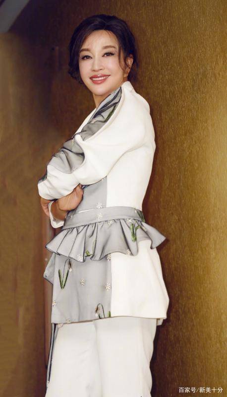 喇叭裤|刘晓庆真敢穿！如此浮夸的西装一般人都不敢尝试，她却穿出艺术感