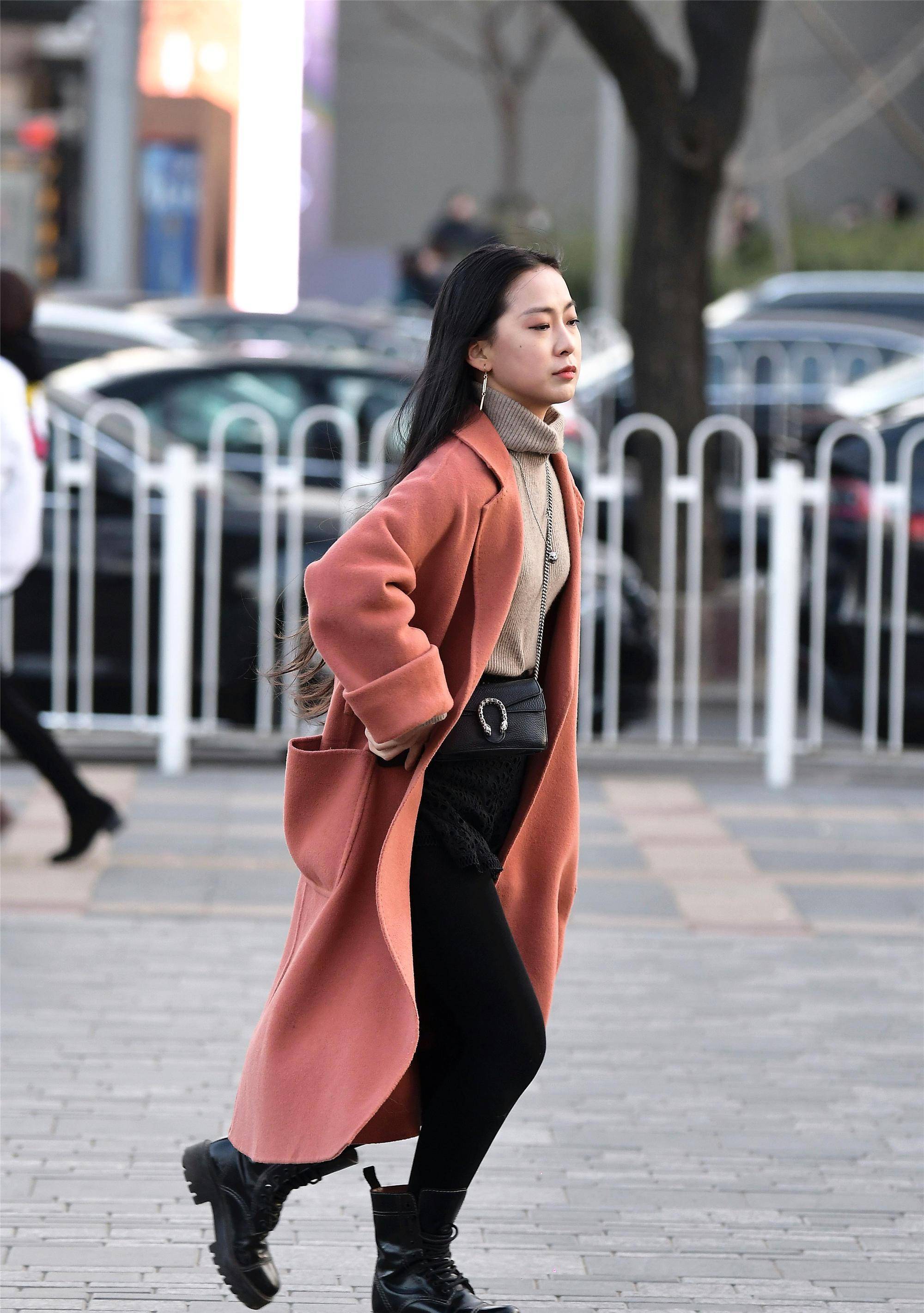 显得|冬天逛街的时尚姑娘，她们更喜欢富有色彩的时装