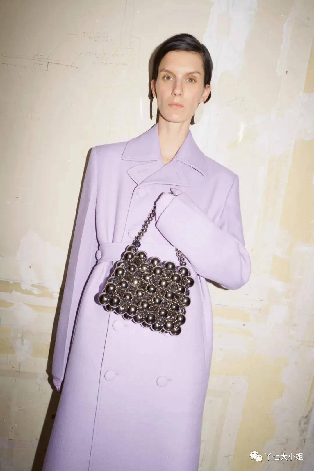 丁香紫|今天秋冬,一定要pick这两个颜色:丁香紫+市区褐