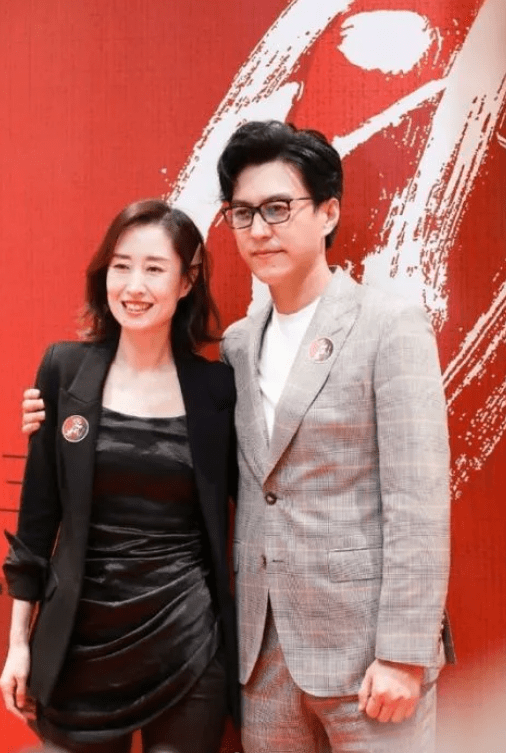 合体|音乐剧《伪装者》首演 靳东刘敏涛时隔6年合体!亲密搂肩笑容满面