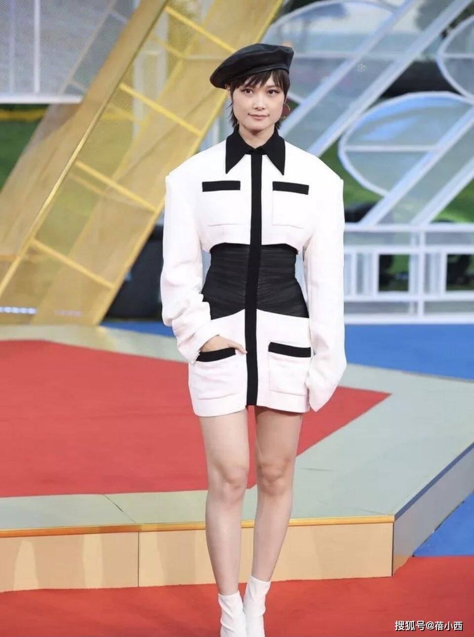 黑色|赵露思如此低调!看完了她的机场穿搭,你才会惊呼黑白配真高级