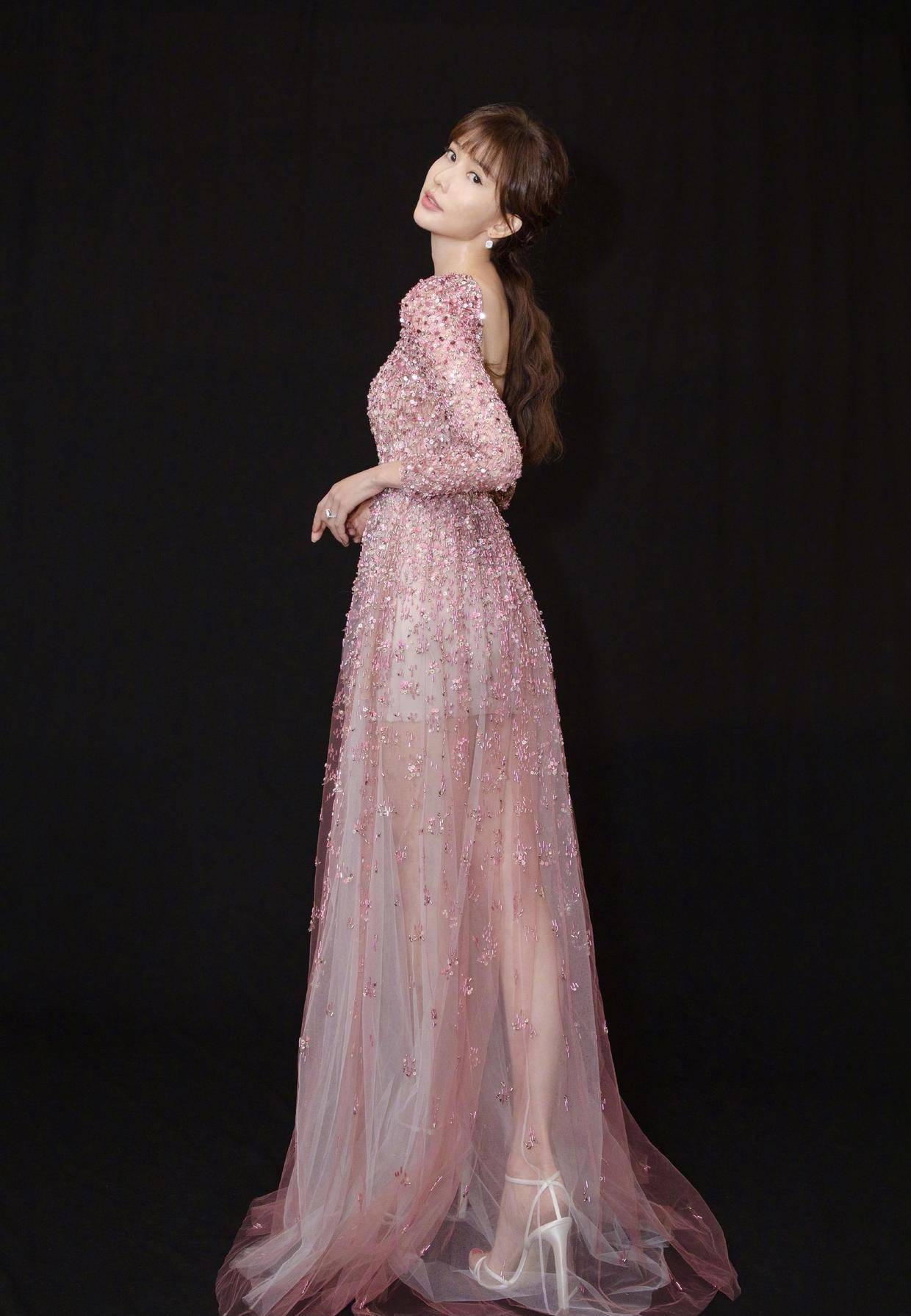 仙女|46岁林志玲魅力不减,穿一袭红色薄纱连衣裙高级减龄,气色超好