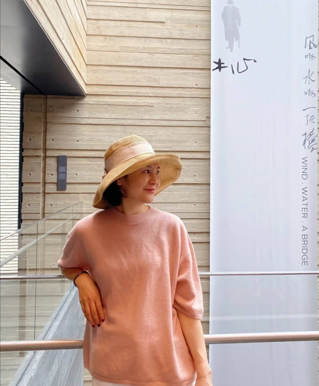 服装|中年女性牛仔外布衣，设计短小又简练，50多岁也能穿得优雅自信！