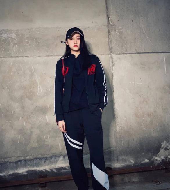 什么|关晓彤打篮球被拍,看清她脚上穿的什么鞋,这是对水泥地最大尊重