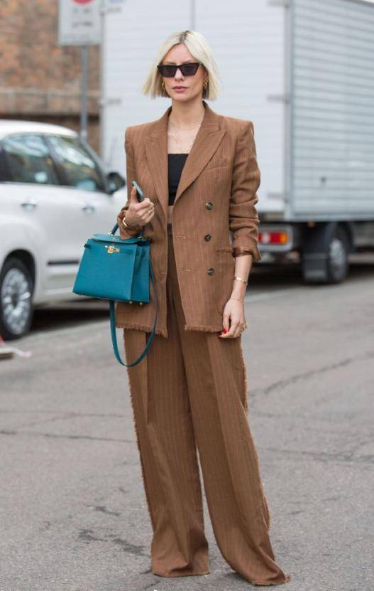 小白|辛芷蕾衣服品味在线,浅绿色西服搭配长裤走机场,高级干练