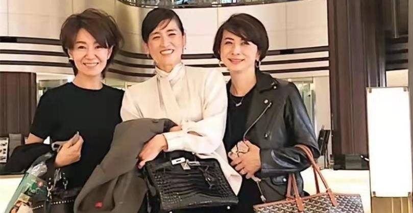 发型|五六十岁的女人，过年烫发建议选这三款发型，时髦减龄又好打理