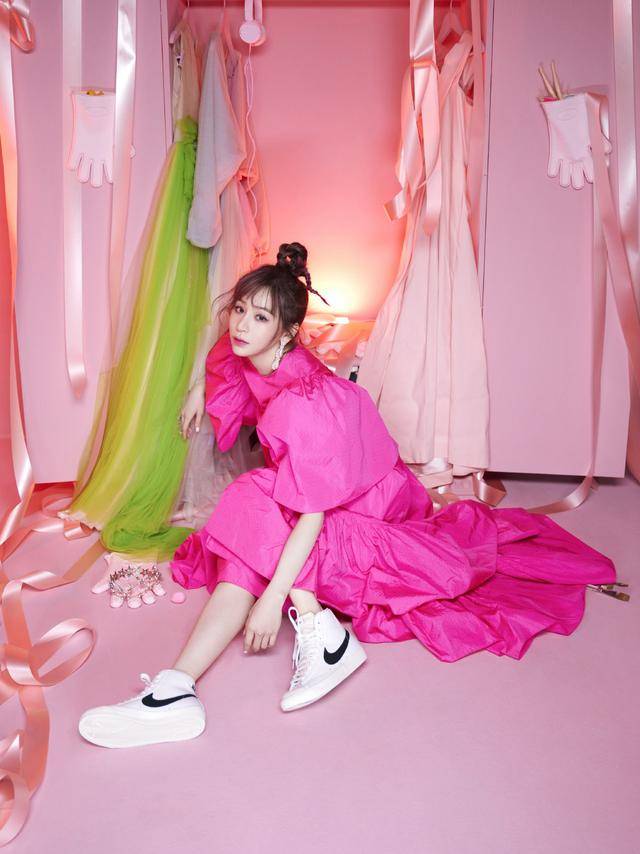 黑色|王心凌和杨丞琳同台,都穿黑白配没有年龄差距,减龄漂亮