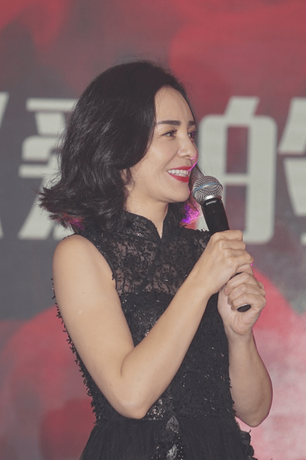 都能|人到中年能有王琳一半的气质就好了,穿黑裙配微卷发,老了也迷人