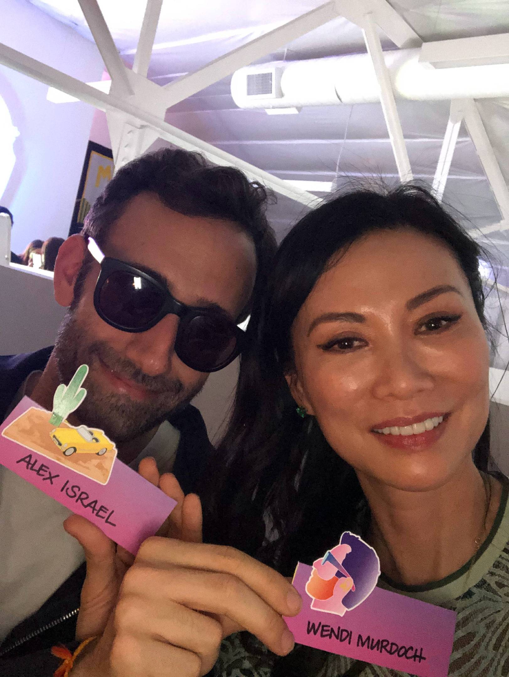 设计|邓文迪哪像50岁！蕾丝衫搭不规则长裙气质出众，比年轻人还敢穿