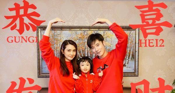 洪欣|张丹峰夫妇合体！穿4百块卫衣太时髦，洪欣穿红衣搂6岁女儿真美