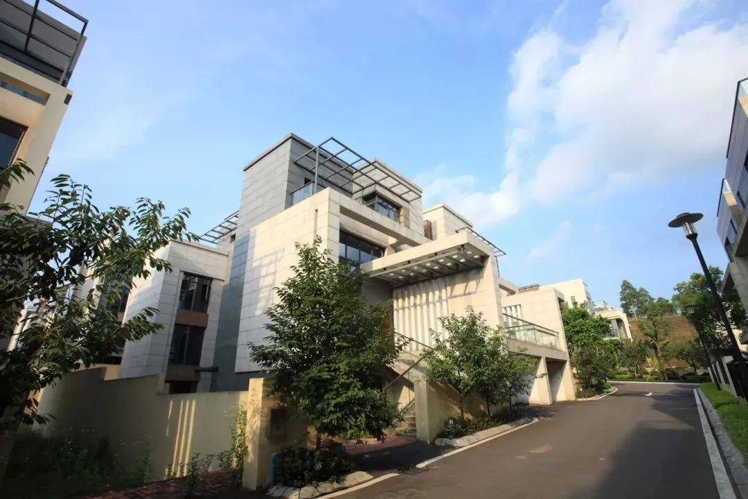 荔城尚东·半山168位于增城大道168号,增城万达旁,享荔城老城繁华配套