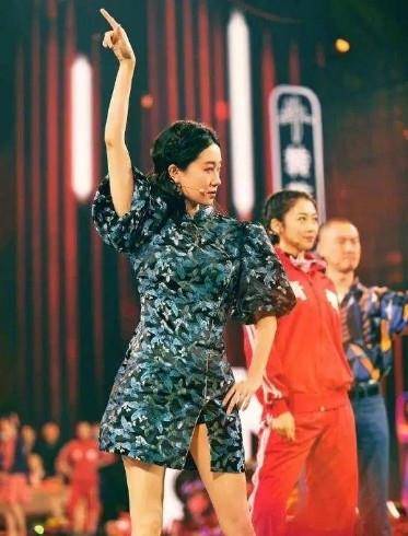 张小斐|张小斐原来是个“时髦精”，穿3000块旗袍上春晚，这腿太长了吧