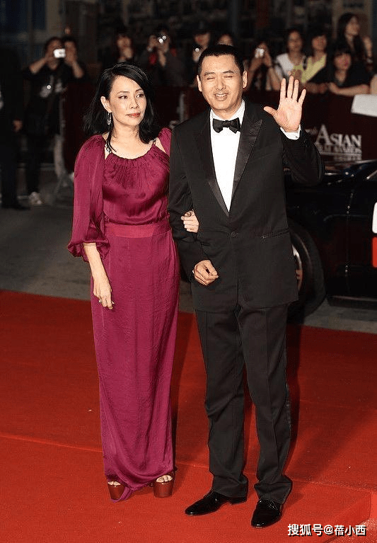 黑色|周润发和陈荟莲携手亮相，穿黑色西装+暗红色礼服，夫妻默契满分