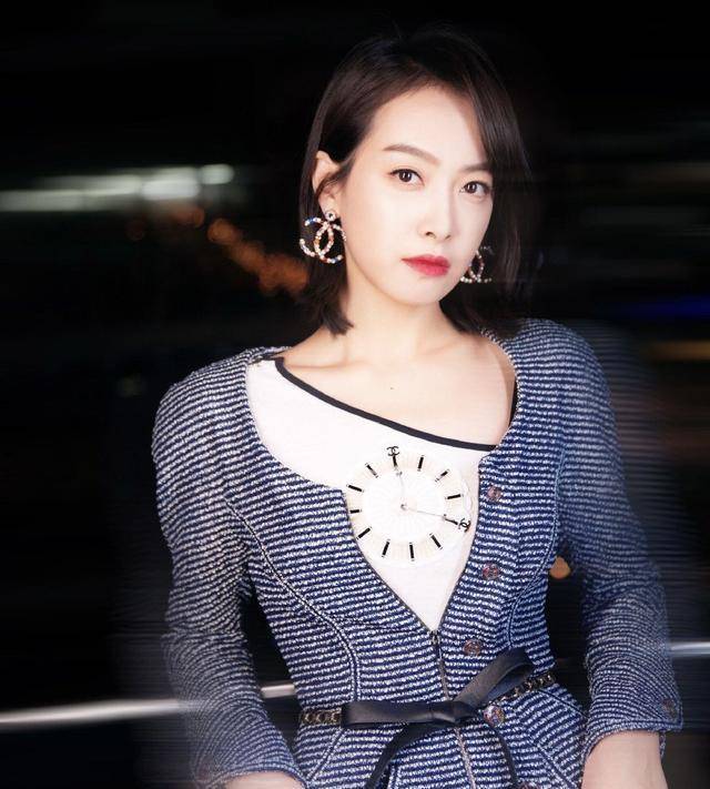短裙|奔四女人别总穿牛仔裤，学陈数这样搭，优雅时髦更显气质