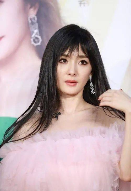 杨颖|被“齐刘海”坑过的女星们，明明是美艳大气，有刘海就成土气小妹