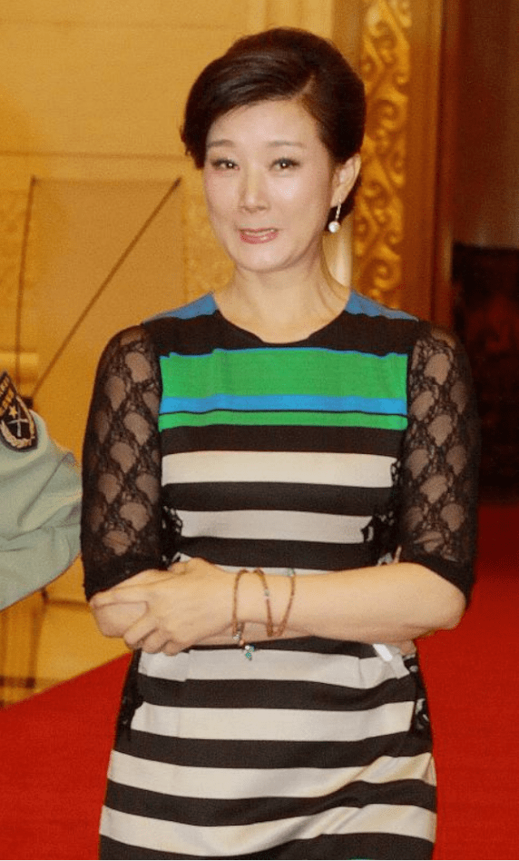 黑色|虽然宋祖英的年纪有点大,但看脸就像30岁一样,穿撞色服装太嫩了