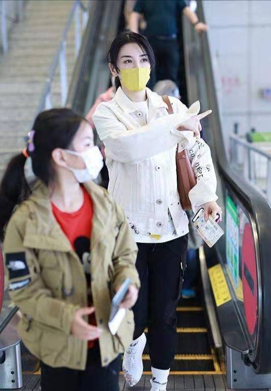 黄奕和|黄奕携女走机场，她打扮精致容光焕发，8岁女儿穿着随意显成熟