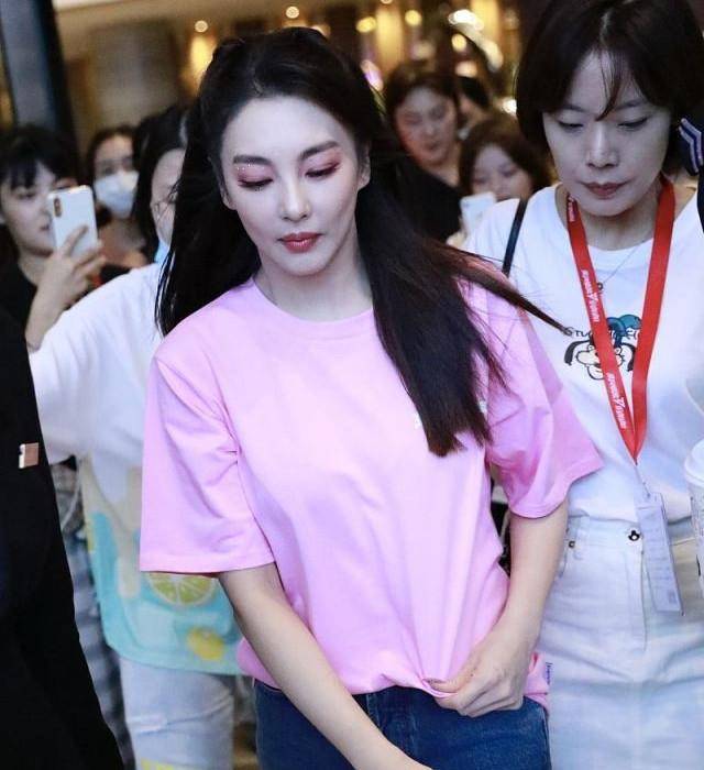 颜色|张雨绮的时尚好简单，简单T恤穿出少女感，精致时髦挺耐看