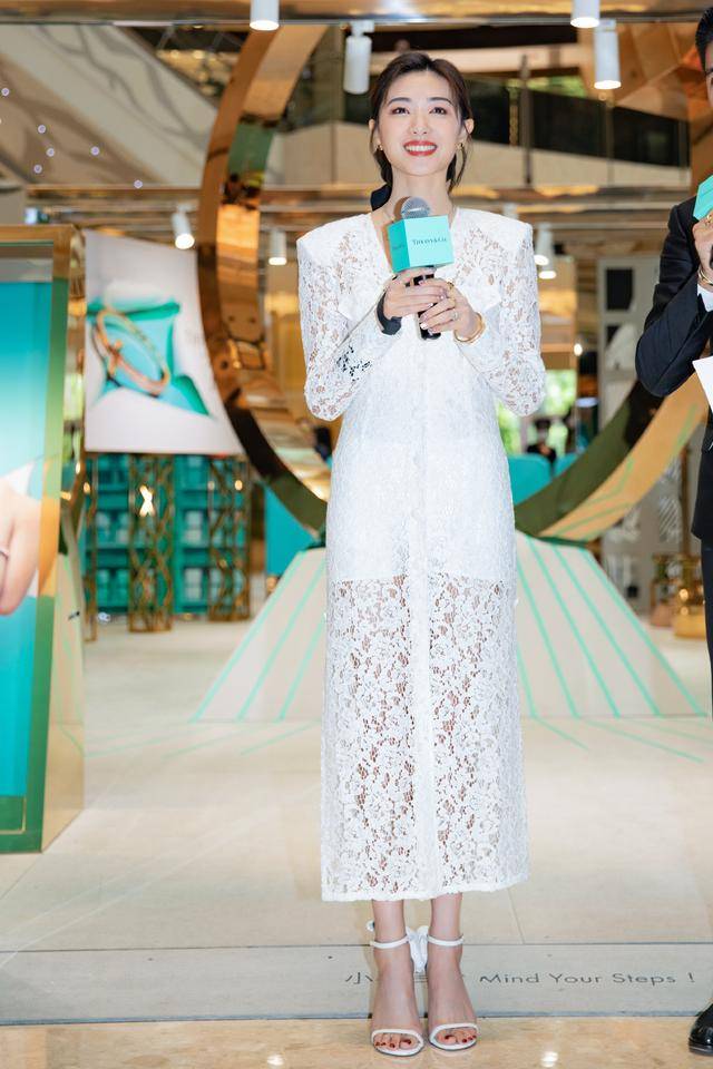 黑色|万茜是个“有品位”的人,一身黑色穿搭不显老,竟意外穿出高级感