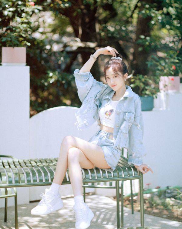 吴宣|吴宣仪综艺剧照释出，浅蓝色牛仔清新灵动，丸子头俏皮减龄