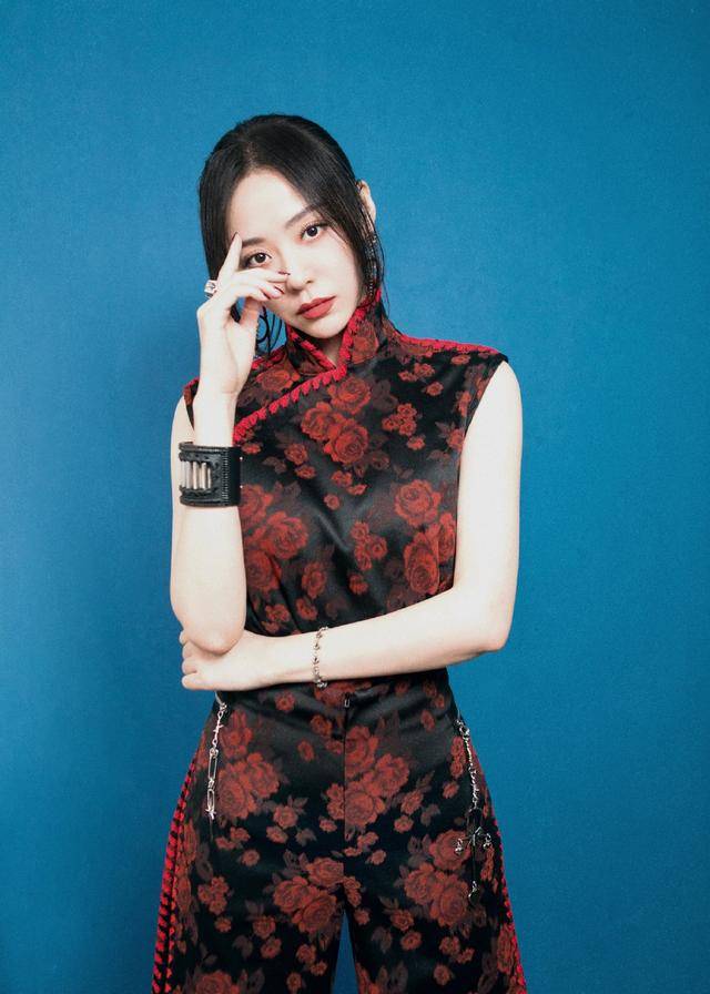 整体|张靓颖真是个“时髦精”，旗袍连体裤摩登洋气有气场，美得高调