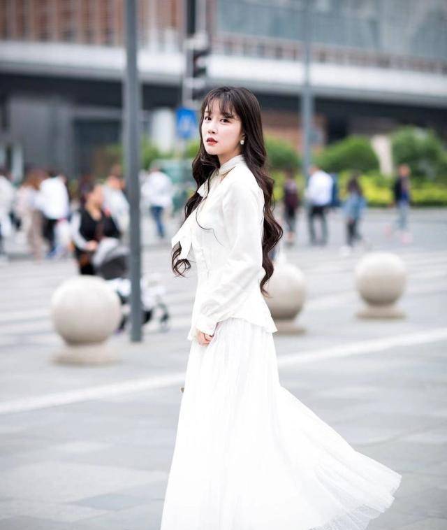 显得|开春火了一种穿法，叫“衬衣+半身裙”，优雅时髦很有女人味