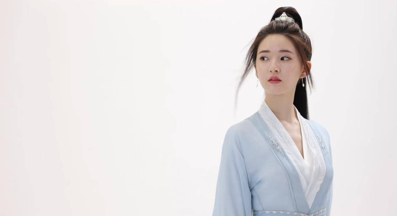 女友|杨洋新剧《且试天下》路透，雨中背起女友漫步，男友力爆棚太甜了