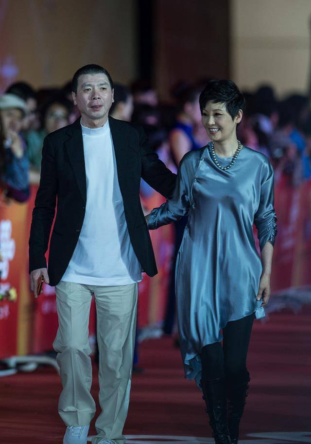 设计|徐帆红毯造型真时髦，穿“丝绸”长衫好高雅，不对称设计显腿长